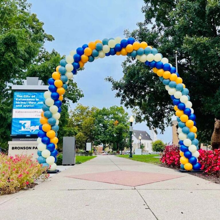 outdoor balloon arch