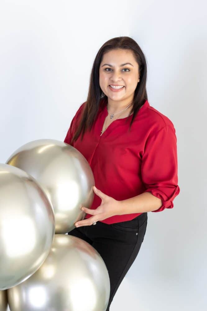 jazmin holding balloons